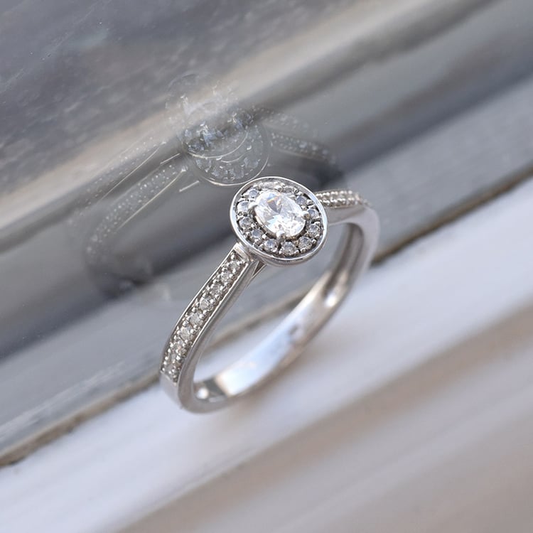 Schöner Halo-Ring mit glänzenden Diamanten Leontios 85328