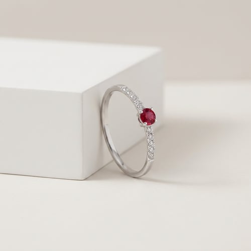 Silberring mit Rubin und seitlichen Lab Grown Diamanten Tyla