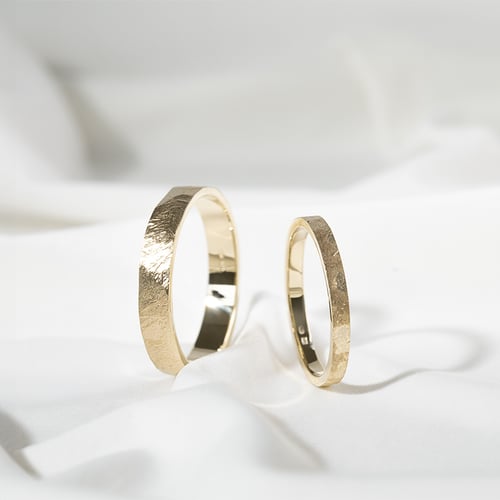Moderne Eheringe aus Gold Laqen
