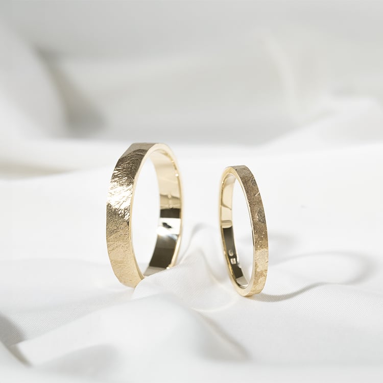 Moderne Eheringe aus Gold Laqen 131943