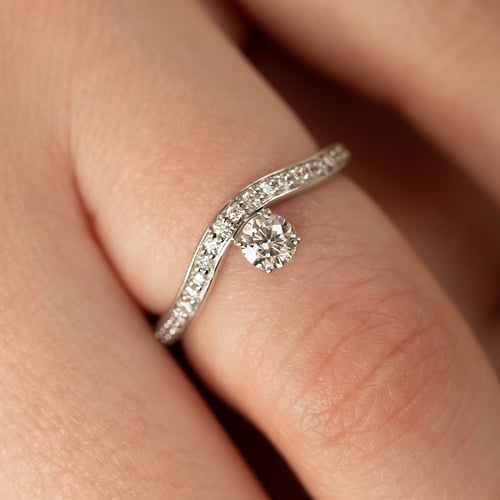 Unkonventioneller Verlobungsring mit Lab Grown Diamanten Sami