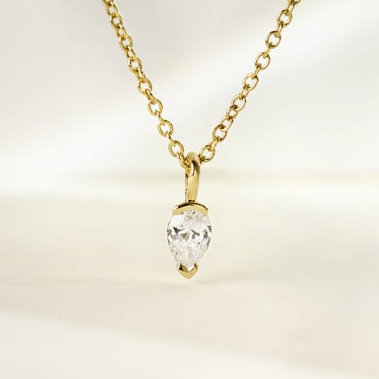 Minimalistischer Anhänger aus Gold mit einem Lab Grown Diamanten in Birnenform Malena