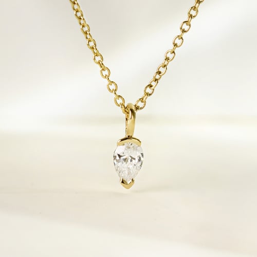 Minimalistischer Anhänger aus Gold mit einem Lab Grown Diamanten in Birnenform Malena