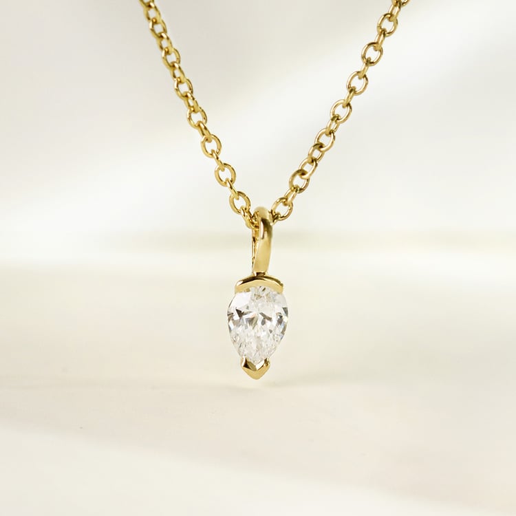 Minimalistischer Anhänger aus Gold mit einem Lab Grown Diamanten in Birnenform Malena 161641