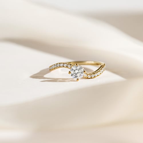 Verlobungsring mit rundem Moissaniten und Lab Grown Diamante in der Größe Ihrer Wahl Elise