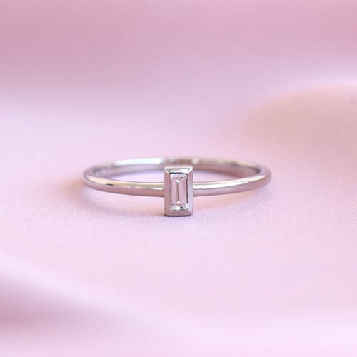 Minimalistischer Goldring mit Baguette Saphir Avice