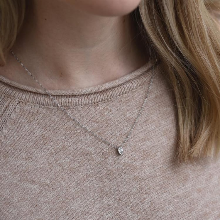 GIA Diamant mit Weißgold Kette auf dem Hals 82788