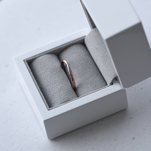 Schmaler Eternity-Ring mit Lab Grown Diamanten und ein breiter Komfort-Ring Garcia