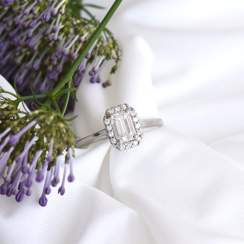 Verlobungsring aus Platin mit Emerald-Moissanit Valma