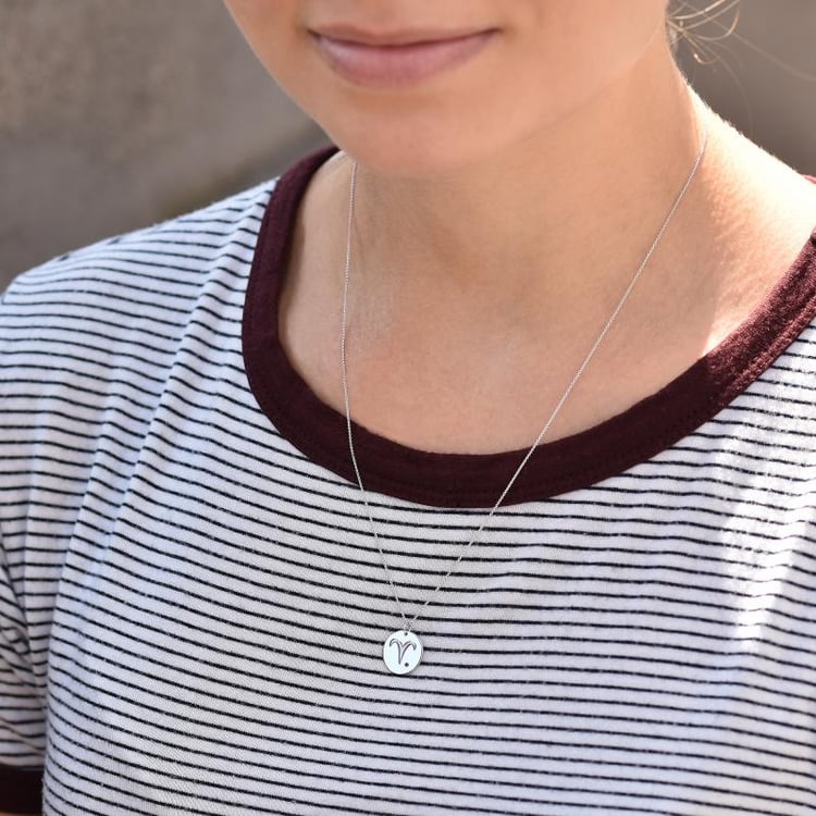 Silberner Anhänger mit Sternzeichen und Rubin Widder 103390