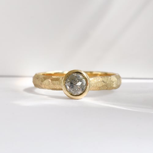 Gehämmerter Goldring mit einem Salt and Pepper Diamanten im Rosenschliff Seraphine