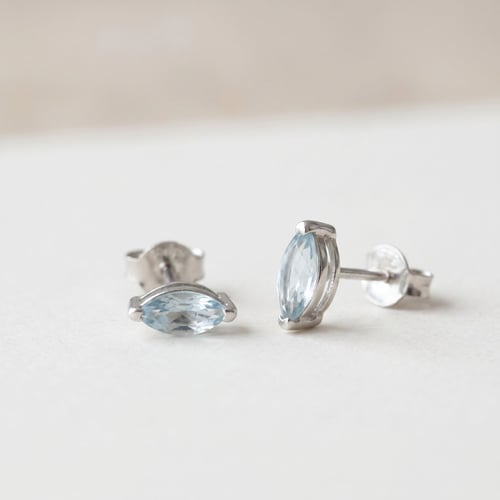 Minimalistische Ohrstecker aus Silber mit Aquamarin Andine