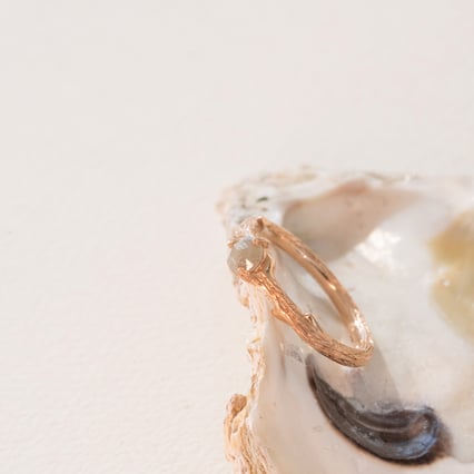 Goldener Ring im Holzdesign mit einem Salt and Pepper Diamanten Lilia