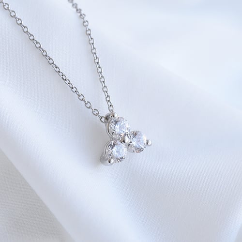 Romantischer Anhänger mit drei Diamanten Lizzy