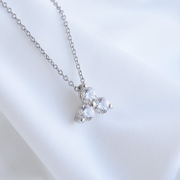 Romantischer Anhänger mit drei Diamanten Lizzy 86041