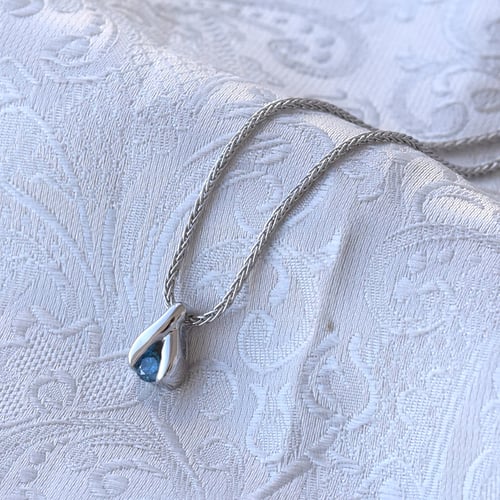 Minimalistisches Set aus Platinschmuck mit blauen Diamanten Hinto