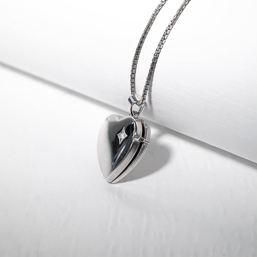 Medaillon aus Silber mit Diamant in Herzform Naila