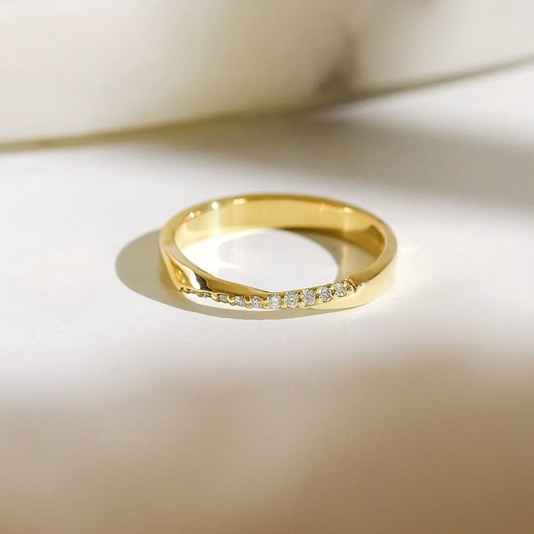 Verdrehte goldene Eheringe mit Diamanten Brielle 154451