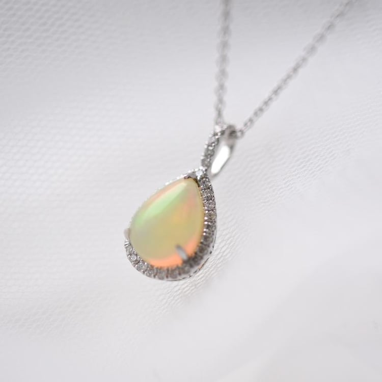 Luxuriöser Anhänger mit weißem Opal und Diamanten Gale 51624