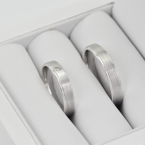 Goldene Eheringe mit Diamant Jans