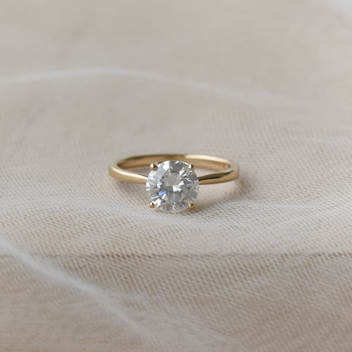 Solitär Verlobungsring mit Moissanit und Diamant Hleene