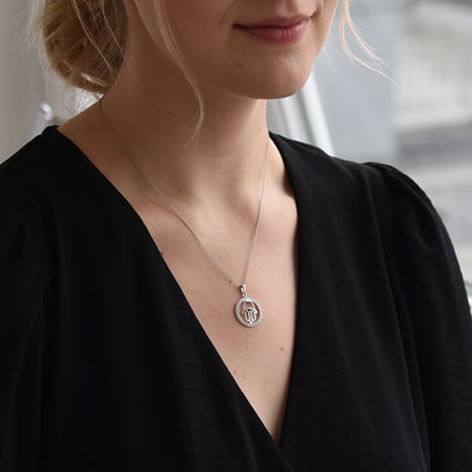 Anhänger in Form einer Hand mit Saphir Hamsa