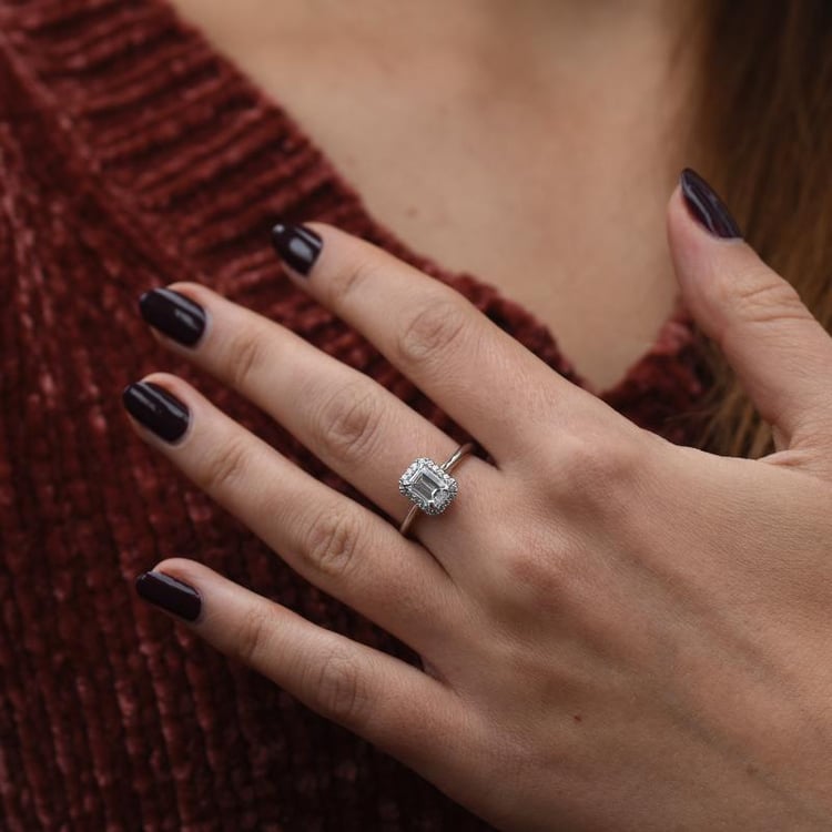 Weißgold Ring voll von Diamanten auf dem Finger 49485