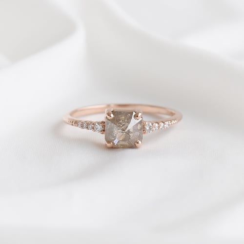 Außergewöhnlicher Ring mit Salt and Pepper Diamant Korey