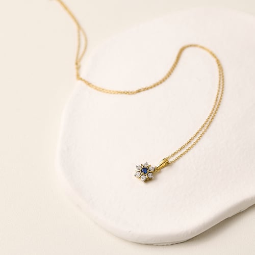 Eleganter Anhänger in Blütenform mit Saphir und Naturdiamanten Aarav