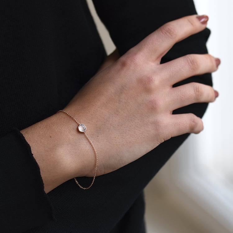 Rosegold Armband mit Mondstein auf dem Arm 58828