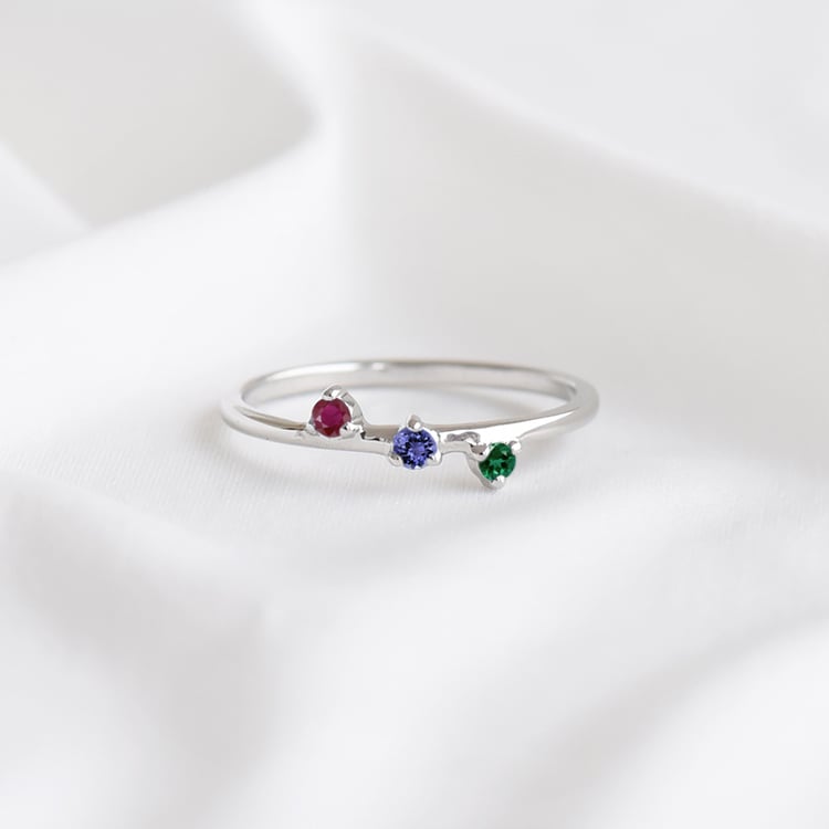 Minimalistischer Ring mit drei Edelsteinen Ihrer Wahl Idalia 115244