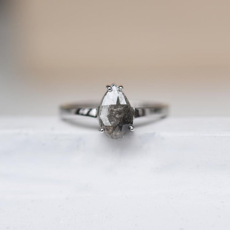 Goldring mit pear Salt and Pepper Diamant Lizia 48684