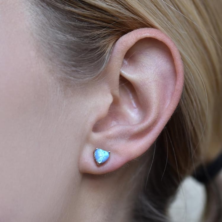 Ohrringe mit hellblauen Opalen auf dem Ohr 22833