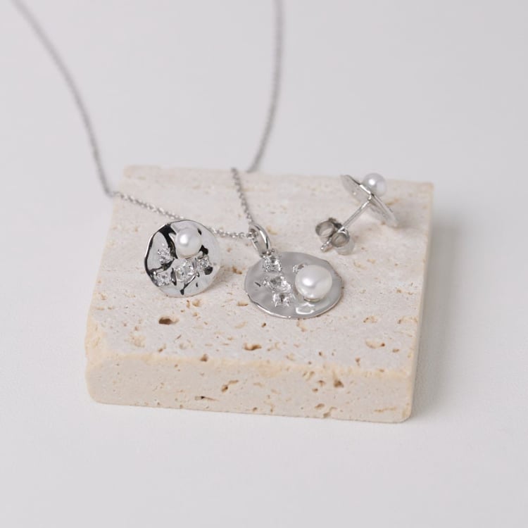 Silbernes Schmuckset mit Perlen und weißen Topasen Darleen 164074