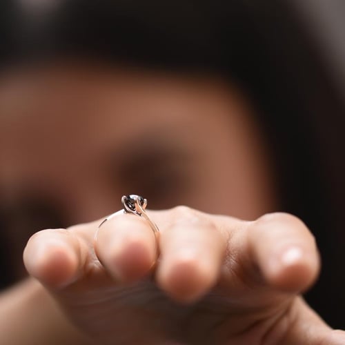 Verlobungsring mit schwarzem Diamant Nami