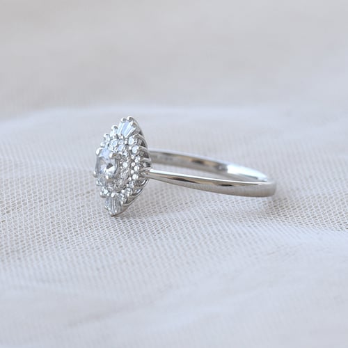 Einzigartiger Verlobungsring aus Gold mit Moissanit und lab-grown Diamanten Deizy
