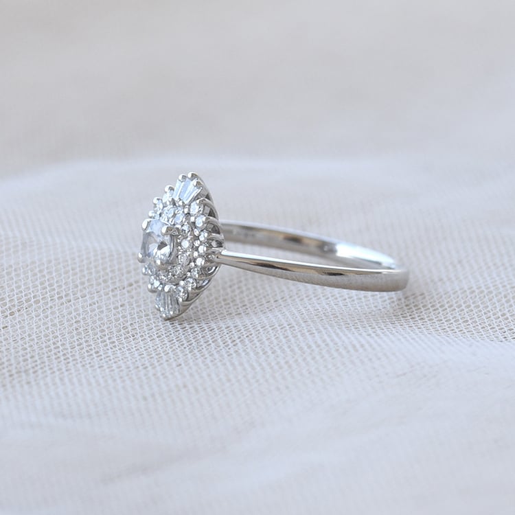 Einzigartiger Verlobungsring aus Gold mit Moissanit und lab-grown Diamanten Deizy 66778