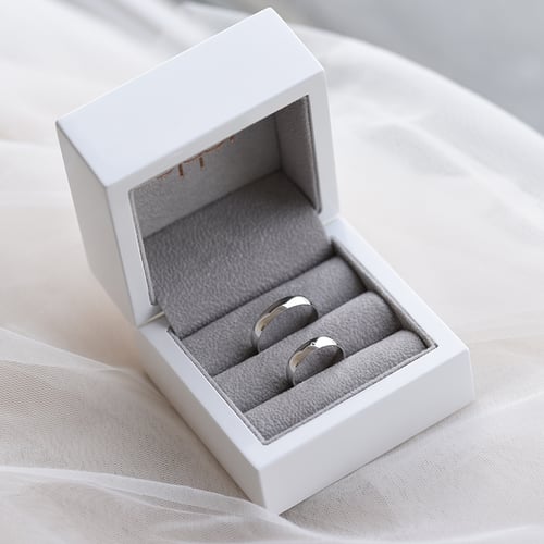 Klassische Trauringe aus Gold mit blauem Diamant Zavala