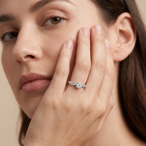 Verlobungsring mit seitlichen Diamanten und Lab Grown Diamant Aliye