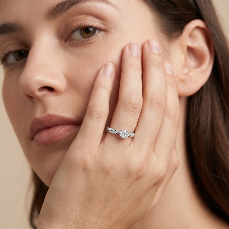 Verlobungsring mit seitlichen Diamanten und Lab Grown Diamant Aliye 167649
