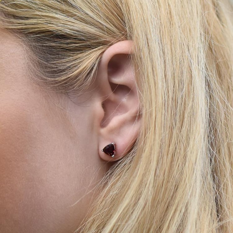 Silber Granat Ohrringe auf dem Ohr 14153