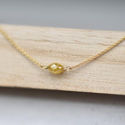 Goldener Choker mit gelbem Diamant Melodei