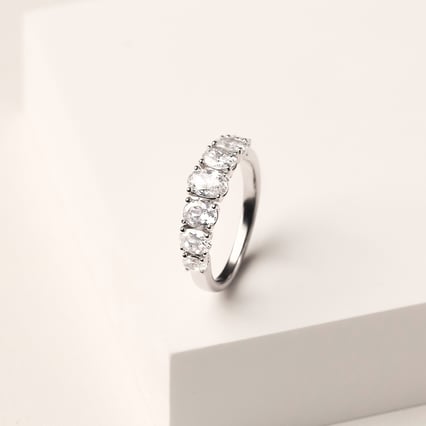 Goldring mit ovalen Lab Grown Diamanten Rasel