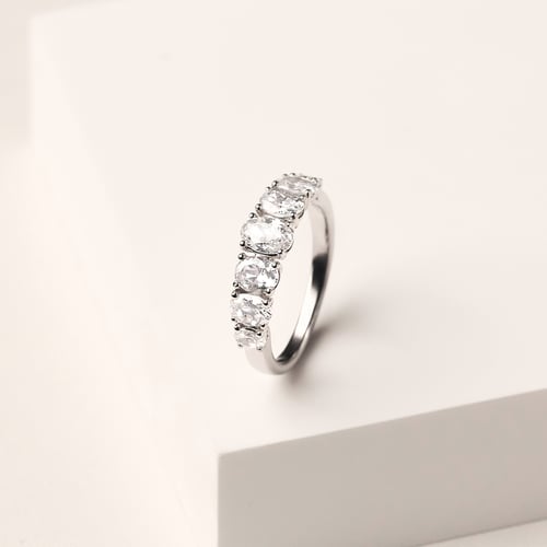 Goldring mit ovalen Lab Grown Diamanten Rasel