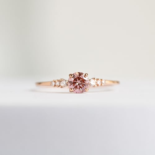 Verlobungsring mit zertifiziertem fancy rosa Lab Grown Diamanten Amity