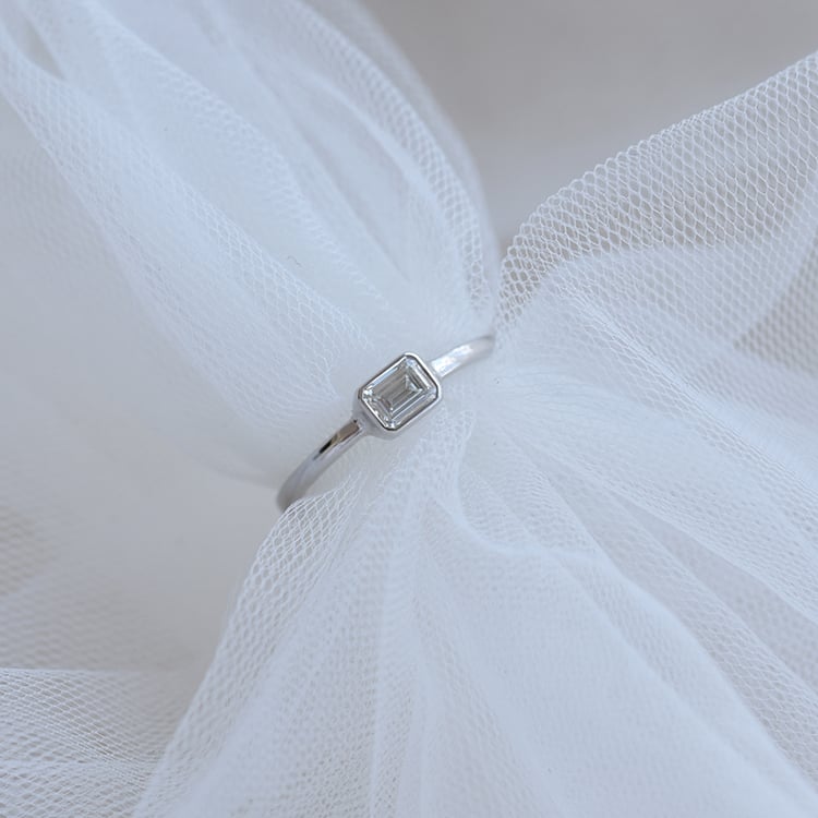 Verlobungsring mit Diamant im Smaragdschliff Sade 100360