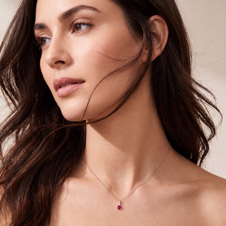 Romantischer silberner Anhänger mit Rubin und Lab Grown Diamanten Wui 171126
