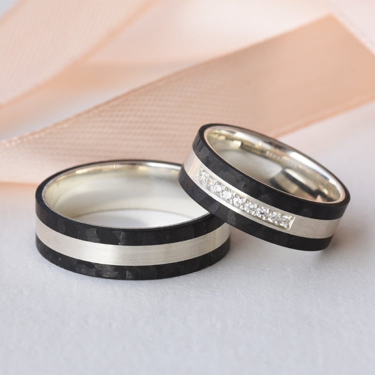 Flache Trauringe aus Carbon und Gold mit Diamanten Moserah 77419