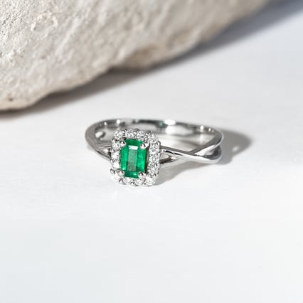 Zarter Goldring mit Diamanten und Smaragd Hali