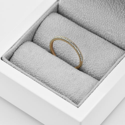 M Ring aus Gold mit Diamanten halbbesetzt Topsey